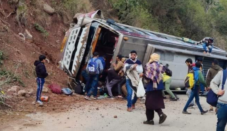 One dead, 13 hurt in bus mishap in Kathua district