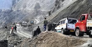 Srinagar - Jammu national highway continues to remains shut for 3rd day; Restoration work on
