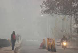 Srinagar engulfed under thick layer of fog , Snow likely in Kashmir next week