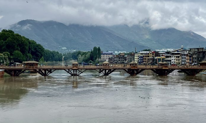Water Recedes in Jhelum River; A Respite for Kashmir Valley