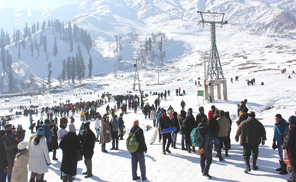 Festive Fever Grips Kashmir: Hotels Sold Out as Xmas & New Year Enthusiasts Flock In