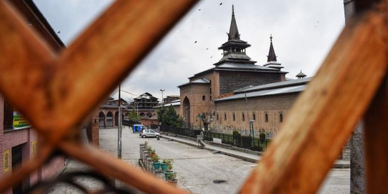 Lockdown at Srinagar Jamia Masjid on Final Friday of Ramadan; Mirwaiz Detained at Home, Reports Say