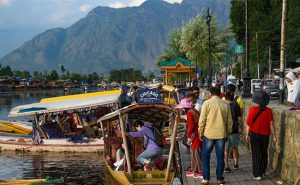 Escape the Furnace! Kashmir Beckons as Summer Heatwave Drives Tourist Surge