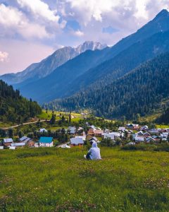 Paradise Found: Escaping the Heatwave and Embracing a Work-Life Oasis in Kashmir