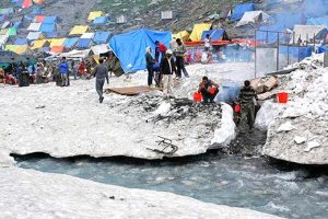 Tragedy Strikes: Tourist Duo Falls into Snow Cavity at Thajwas Glacier, While Four Punjab Residents Killed in South Kashmir Road Mishap