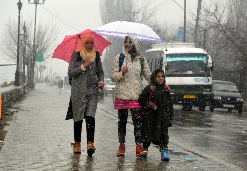 National Highway shut for traffic due to landslides & shooting stones, Fresh snowfall in higher reaches and heavy rain lashes plains