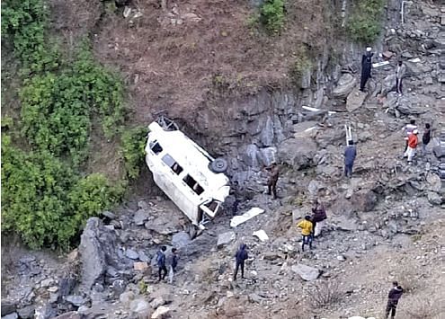 5 Dead, 2 Injured as tempo falls into Gorge in Ramban