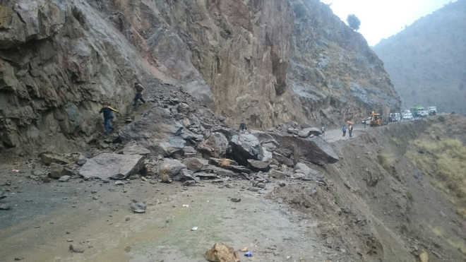 Jammu-Srinagar national highway shut due to landslides, leaving more 3000 vehicles stranded