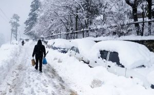 MeT issues red alert in Kashmir, forecasts ‘Very-Heavy’ Snowfall