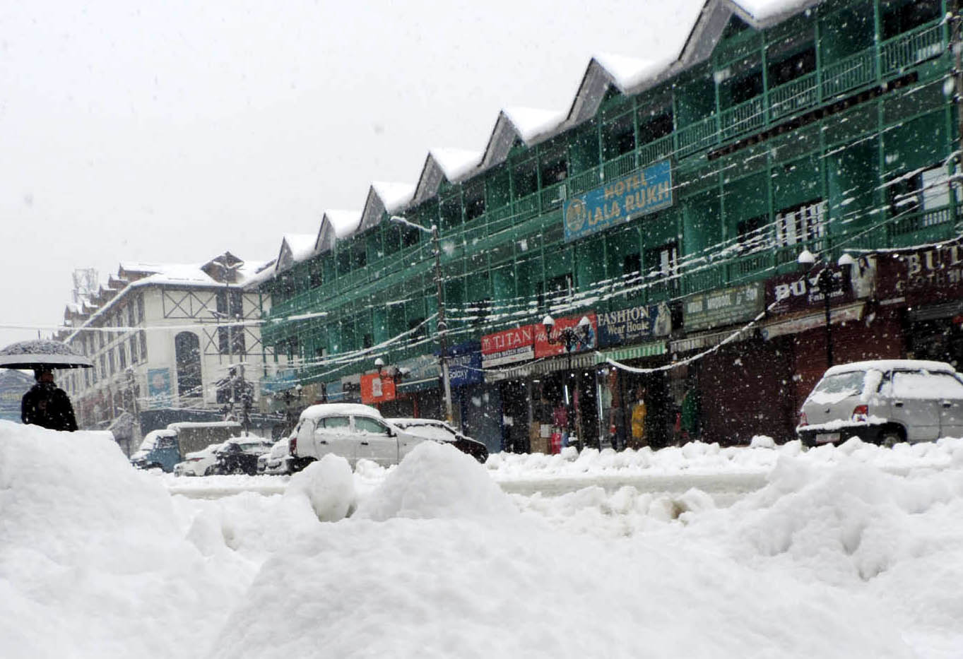 Snowfall disrupts Air, Surface transport, Markets register lesser footfalls