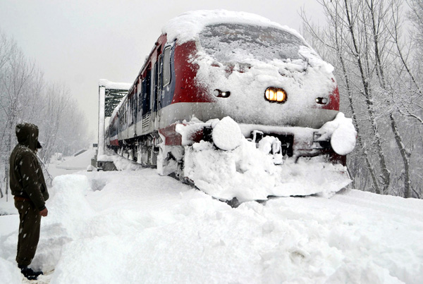 Snowfall disrupts life across Kashmir Valley, Flights disrupted; Highway closed; Train service suspended