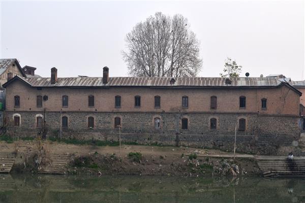 Yarkand Sarai - Authorities ask 50 families living in area to vacate within 7 days