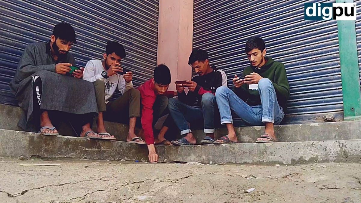 63% Parents across Kashmir Valley feel their child addicted to cell phone: Study