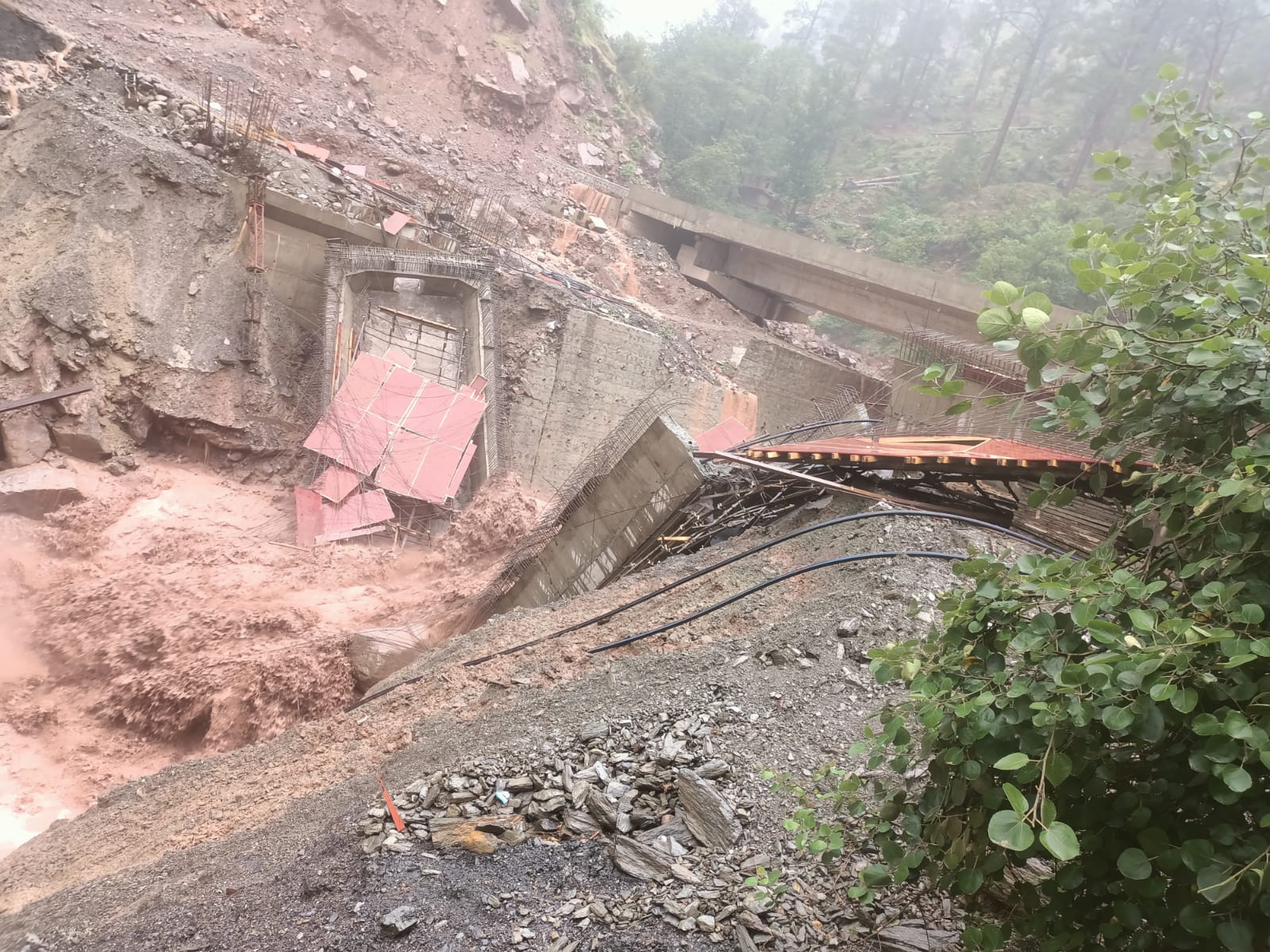 Incent rainfall triggers landslides and flash floods in parts of J&K