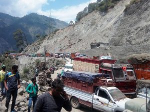 No end to traffic jams on Srinagar-Jammu National Highway