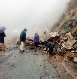 Rains lashes J&K, Snowfall in mountains; Landslide blocks Jammu Srinagar highway