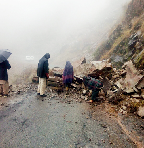 Rains lashes J&K, Flash floods in Poonch, Snowfall in mountains; Landslide blocks Jammu Srinagar highway