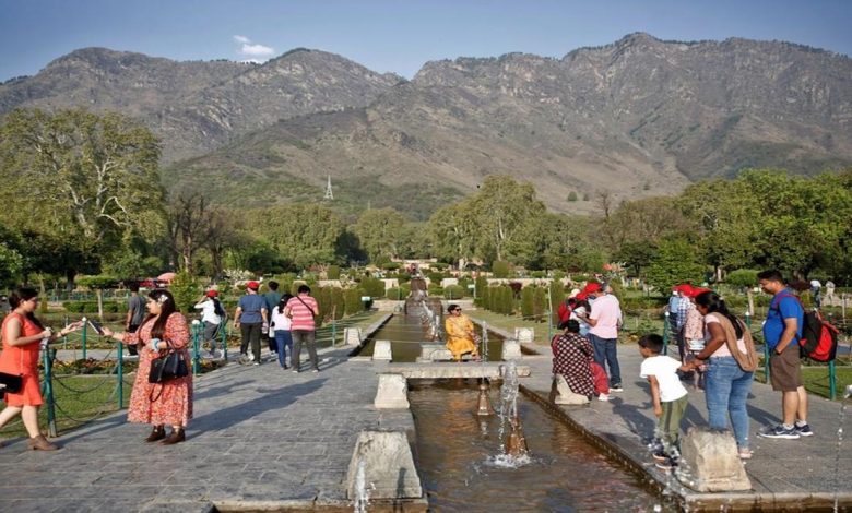 Undeterred, tourists continue to swarm Kashmir