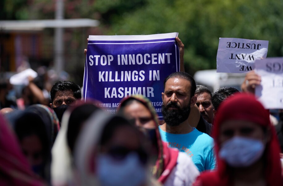 Targeted Killings: Hours after banker’s killing, two labourer shot upon, killing one & injuiring one in Budgam