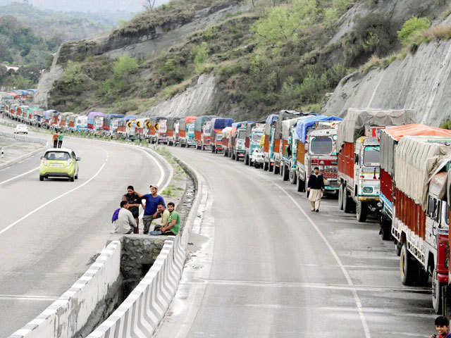 Highway Curbs: Fruit growers protest at Sopore mandi over halting of trucks on national highway