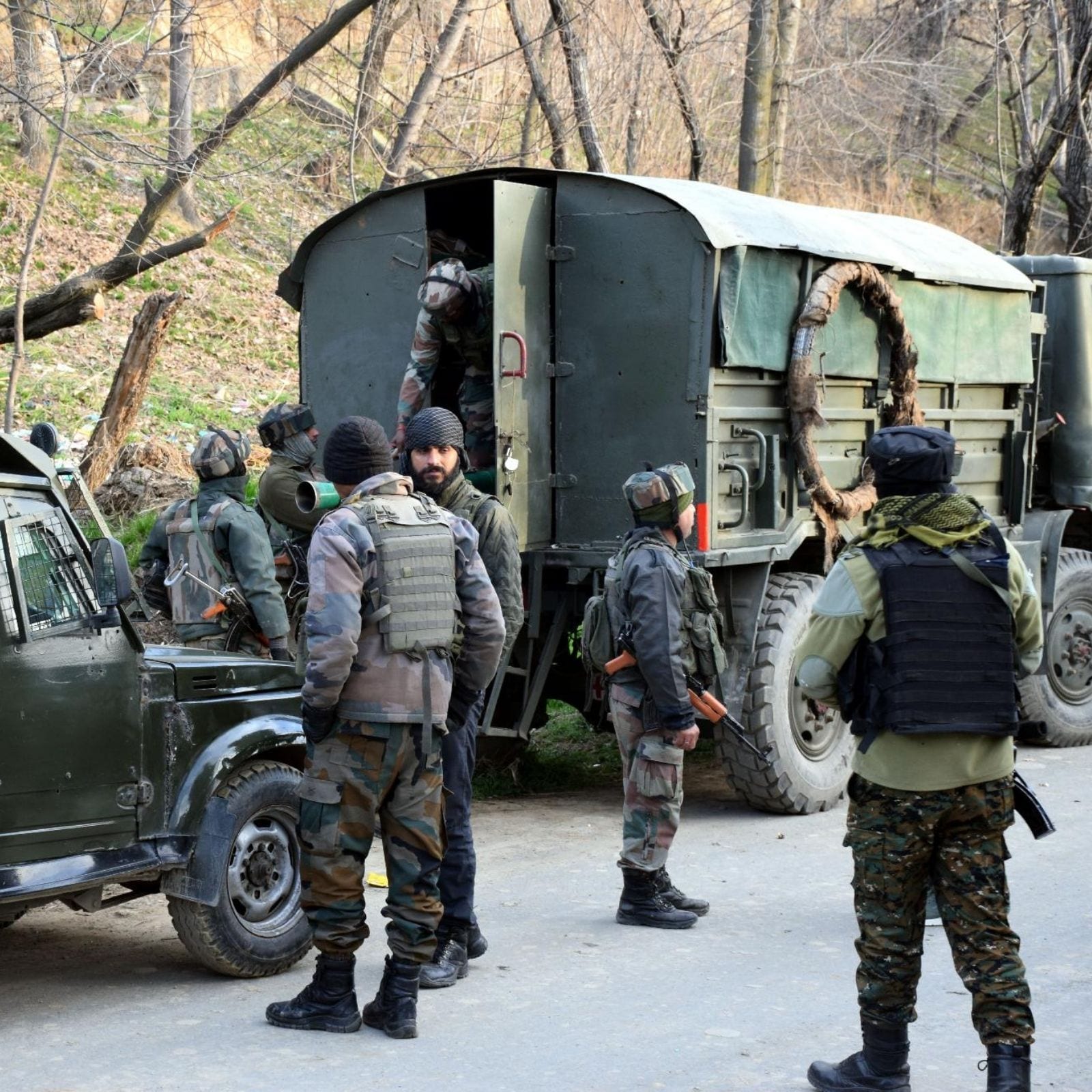 Militants strike police party in Srinagar