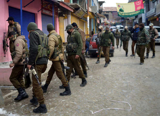 Policeman injured when militants strike at police party in Bijbehara