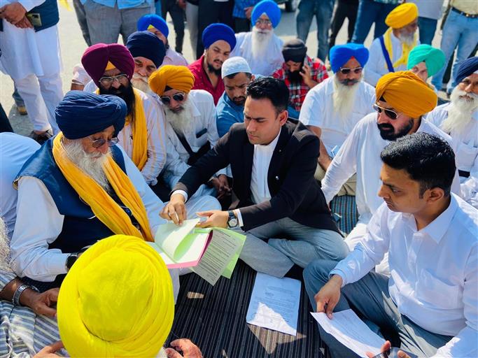 Denied entry into J&K, Simranjit Singh Mann holds protest in Kathua