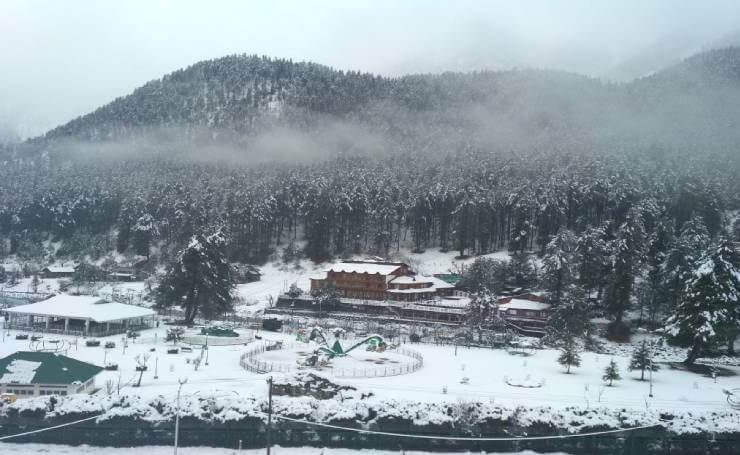 Higher altitudes in Kashmir region experience snowfall, tourists amazed