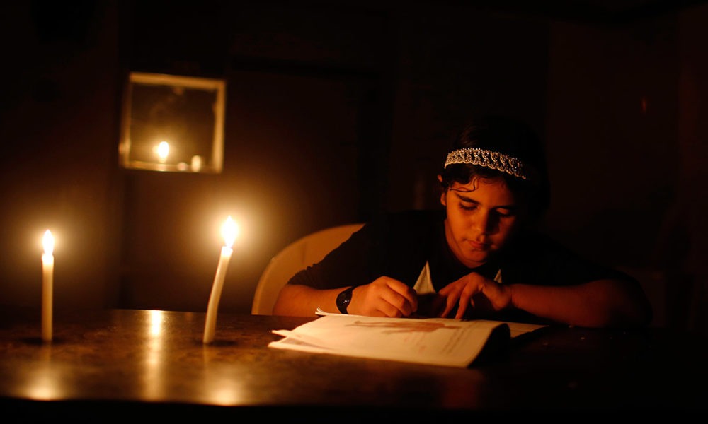 Amid unscheduled power cuts Srinagar areas continues to reel under darkness