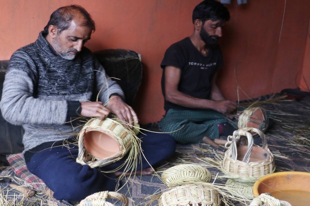 Onset of winter Kangri weaving picks up in Kashmir