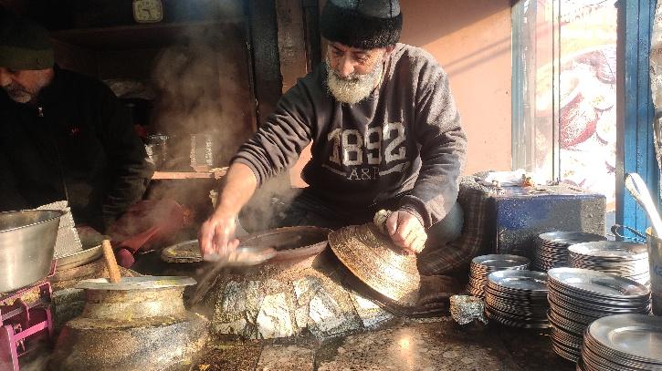 With the onset of winter in Kashmir, locals return to their favorite food 'Harissa'
