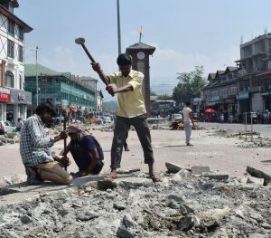 Amid dug up Lal Chowk, traders await completion of Smart City projects by deadline