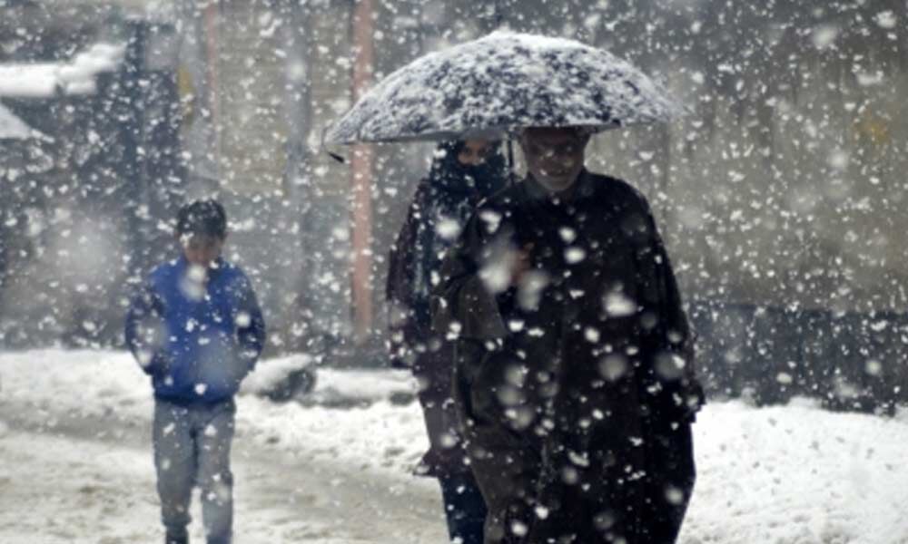 Fresh Snowfall in higher reaches, Rains drench plains, Srinagar Jammu National Highway Shut
