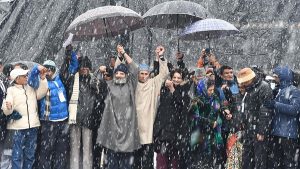 In cold Kashmir, Rahul and Priyanka spread warmth