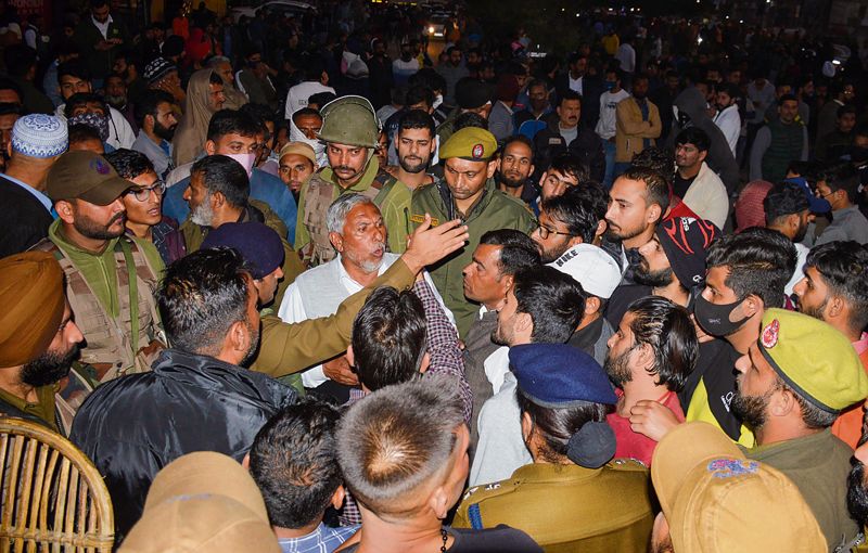 Tension grips Malik Market area as Policemen attacked during anti-encroachment drive