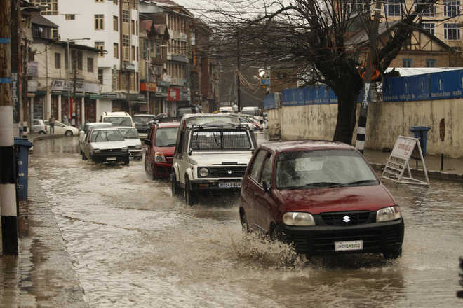 Incessant Rains and defunct drainage system causes waterlogging at many places in Srinagar