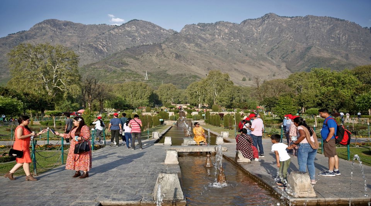 Tourists seek respite from scorching Summer Heat in Picturesque Kashmir
