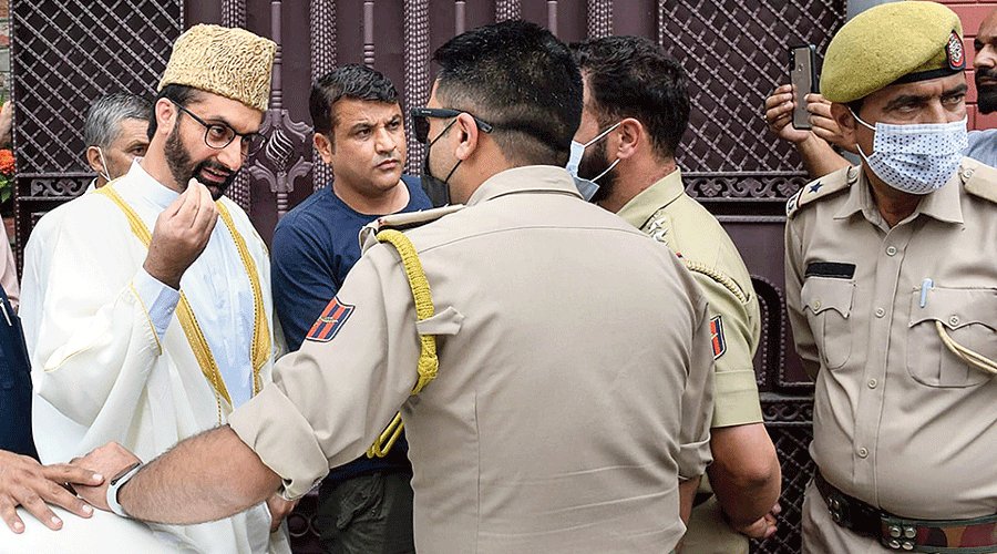 Marking 200 weeks in Confinement, Hurriyat Conference demands end to Mirwaiz’s House Detention