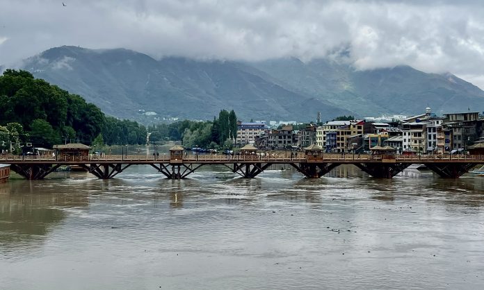 Amidst Incessant Rainfall, Jhelum River Crosses 'Flood Alert Mark' at Sangam and Pampore