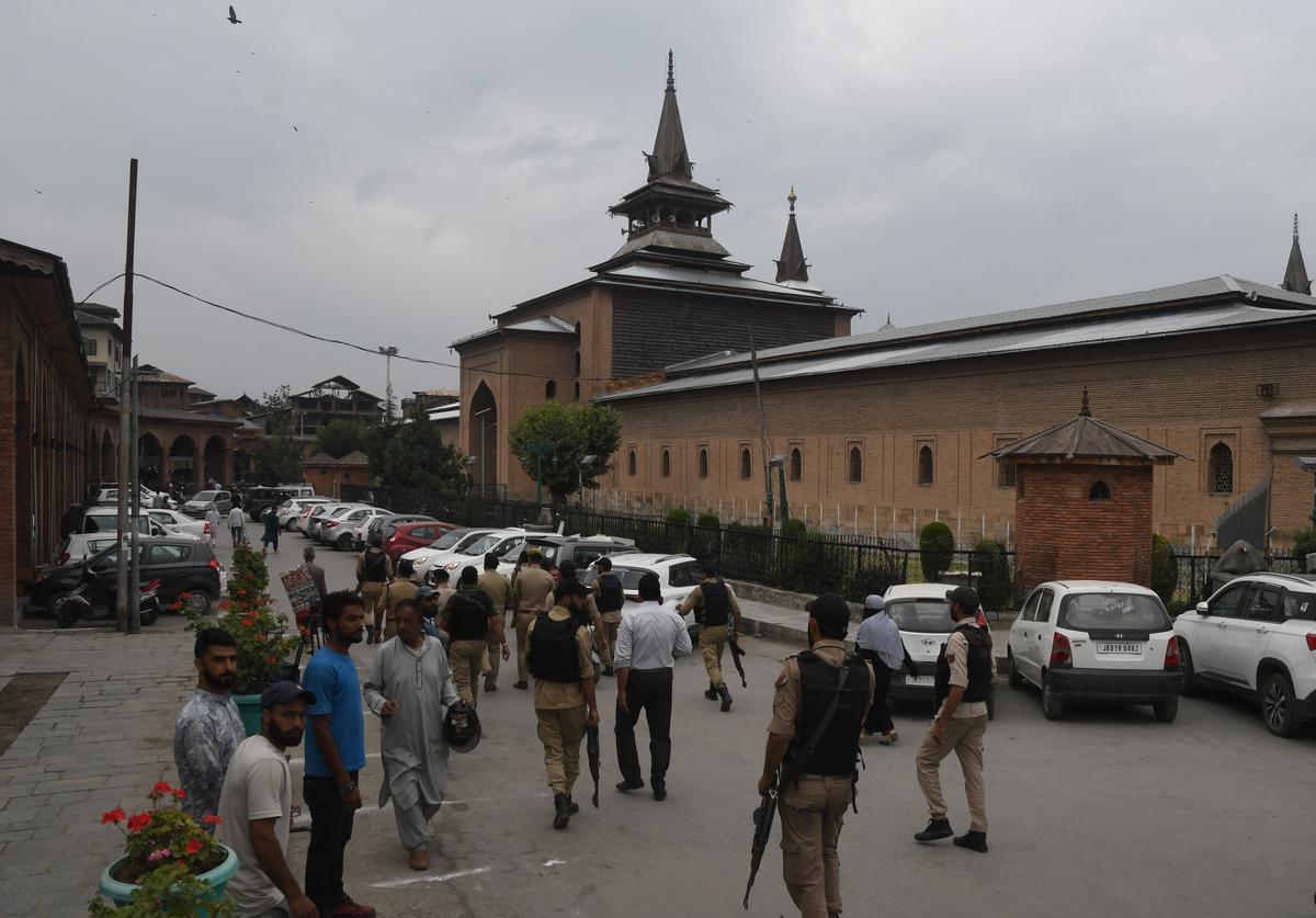 Jamia Masjid Closed for Friday Prayers, Mirwaiz Under House Arrest