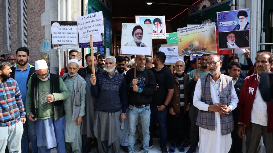 Pro-Palestine Protests held in Kashmir, Authorities Bar Prayers in Jamia Masjid