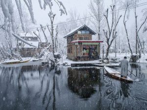 Snowfall brings early winter to Kashmir, drawing tourists from all over the world