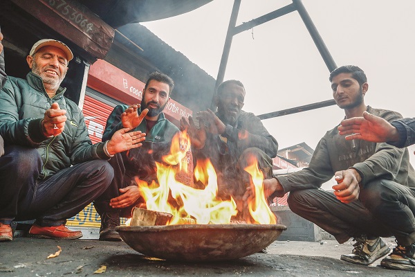 Kashmir Gripped by Bone-Chilling Cold as Temperatures Plummet Below Freezing