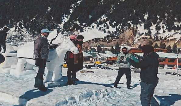 Kashmir Braces for Winter Blast: Heavy Snowfall Forecast, Traffic Disruptions Hamper Travel