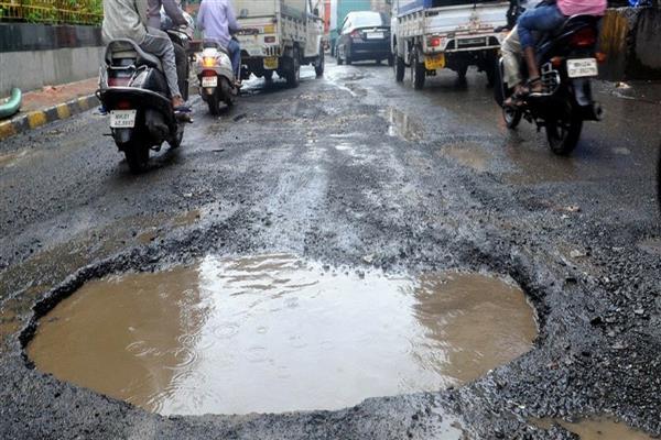Srinagar's Pothole Peril: Crumbling Roads Cripple Businesses, Commuters Cry Out