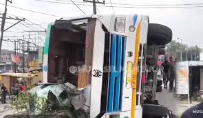 Tragedy on the Road: One Dead, Twelve Injured in Pampore Accident