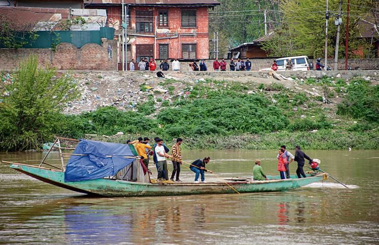 Search Intensifies in Pulwama After Boat Capsizes, Two Remain Missing