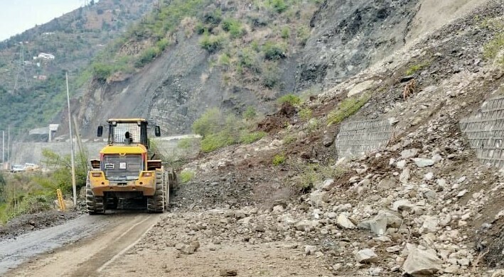 Srinagar-Jammu Highway Crippled: Rain Wreaks Havoc