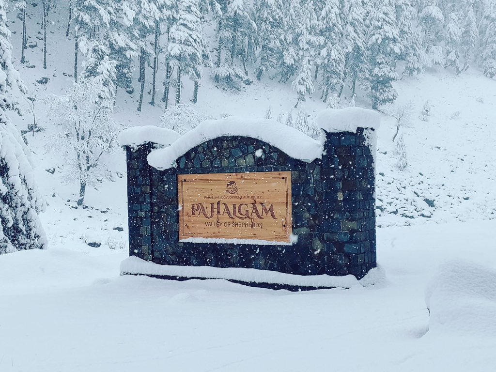 Snowy Welcome Marks Winter’s Arrival in Kashmir
