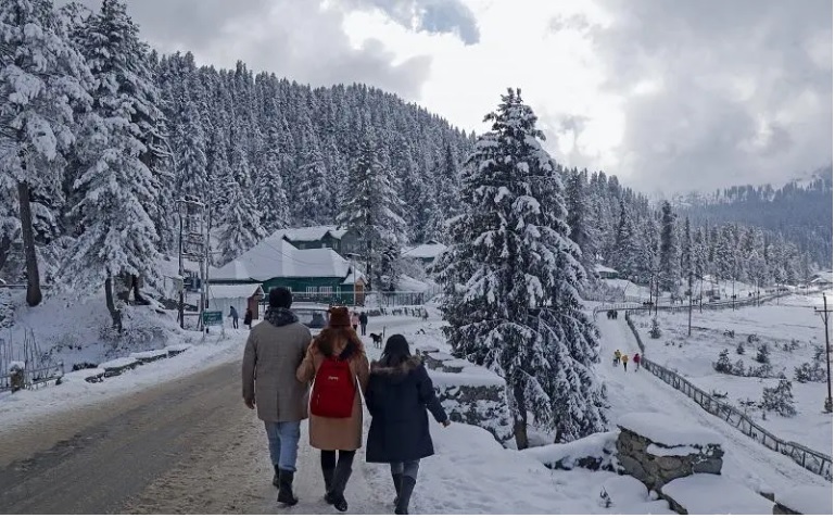 Winter Wonderland - Early Snowfall Brings Tourist Influx to Kashmir
